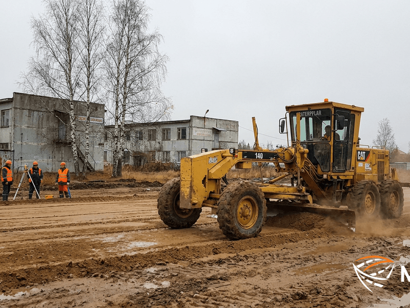 Выравнивание участка автогрейдером CAT 140